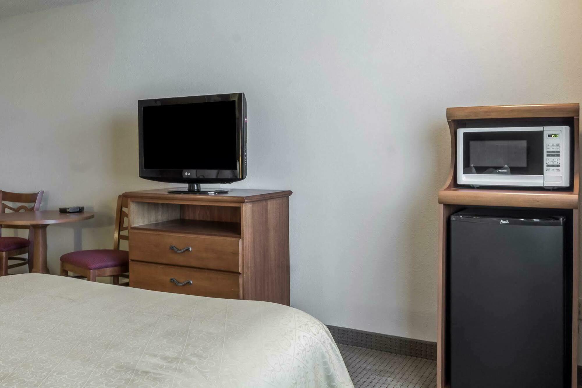Quality Inn Huron Buitenkant foto