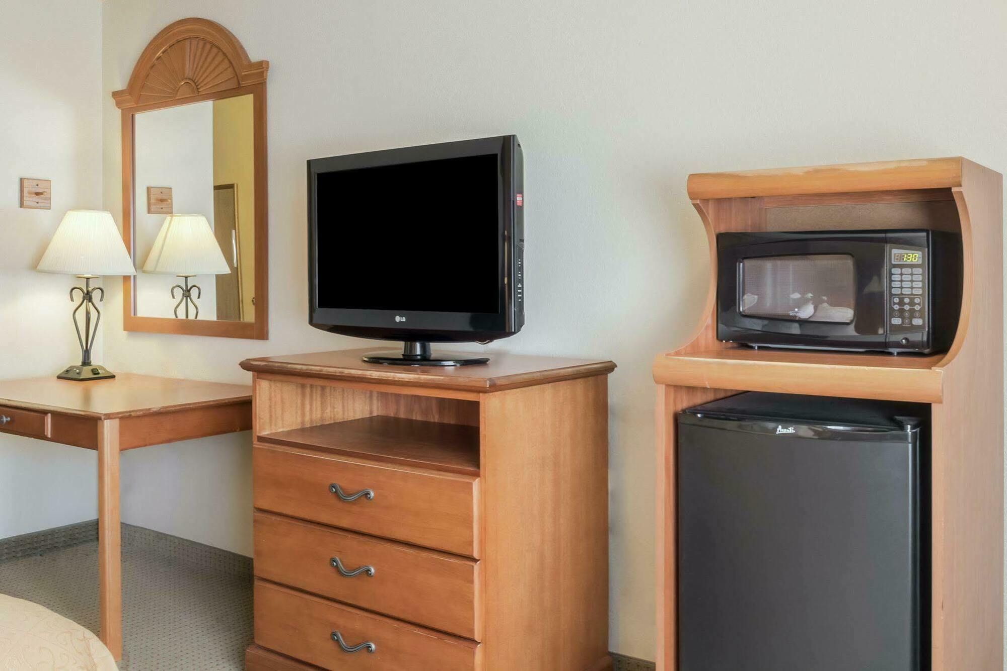 Quality Inn Huron Buitenkant foto